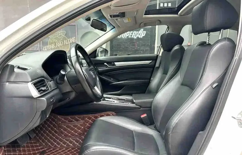 Vehicle photo 3