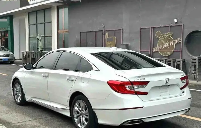 Vehicle photo 5