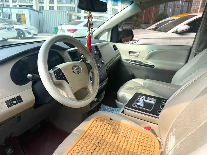 Vehicle photo 4