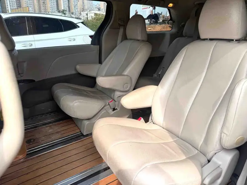 Vehicle photo 5