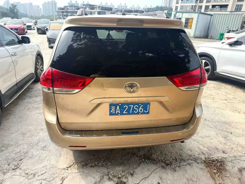 Vehicle photo 7