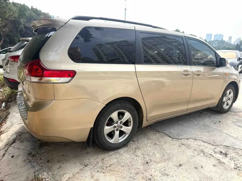 Vehicle photo 8