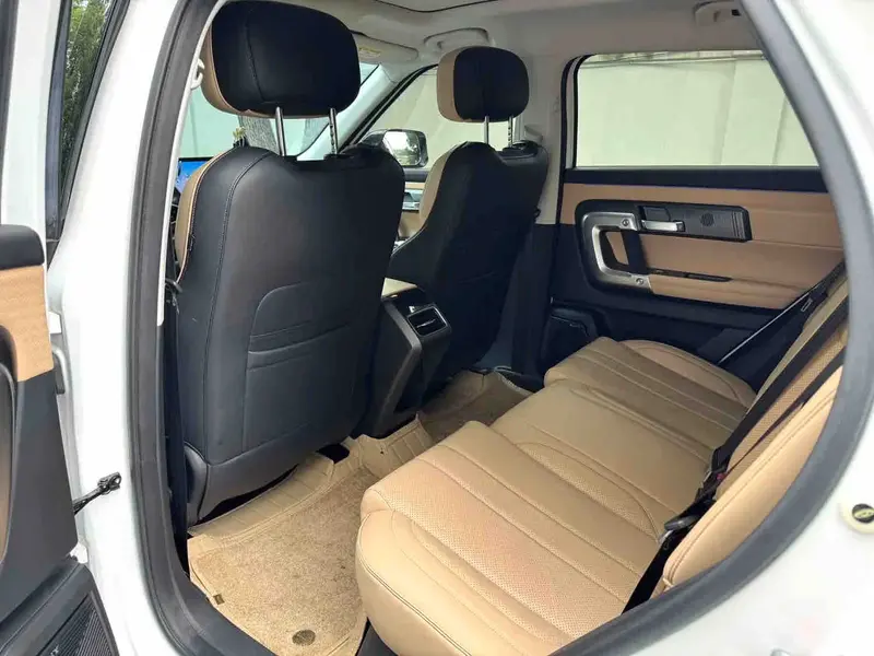 Vehicle photo 7