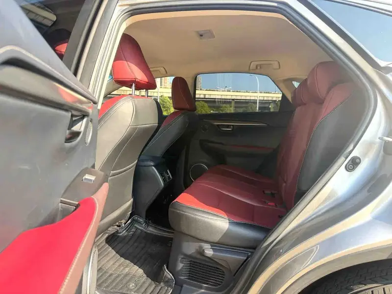 Vehicle photo 8