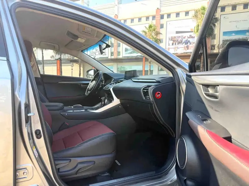 Vehicle photo 9