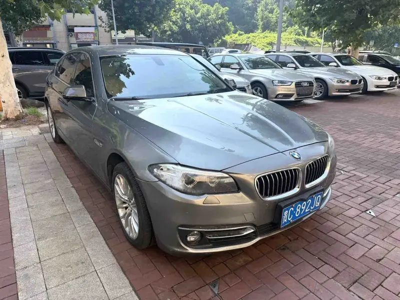 Vehicle photo 2