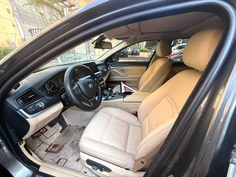 Vehicle photo 6
