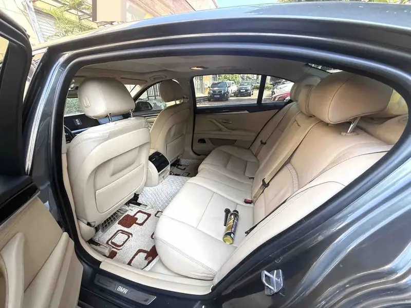 Vehicle photo 7