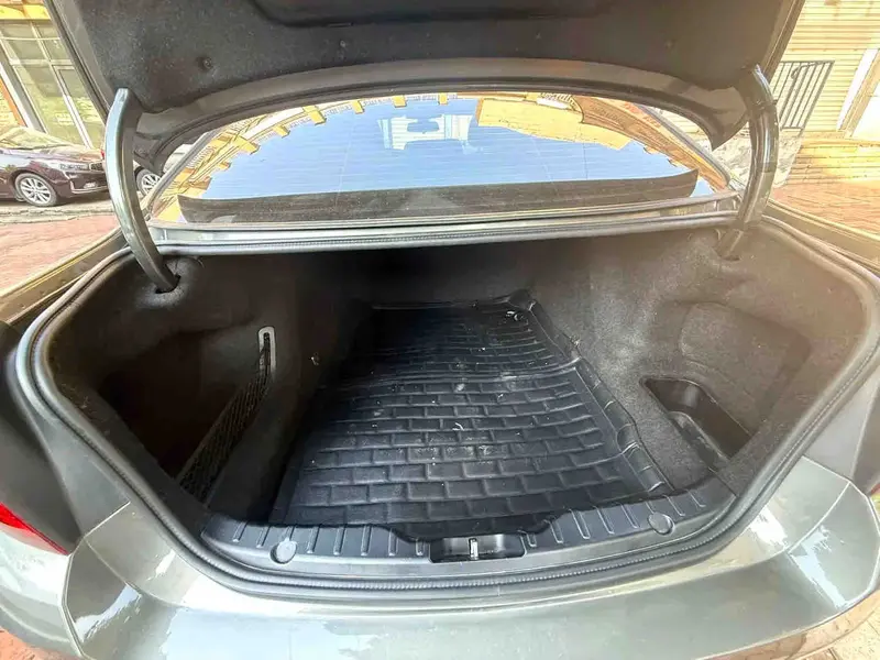 Vehicle photo 8