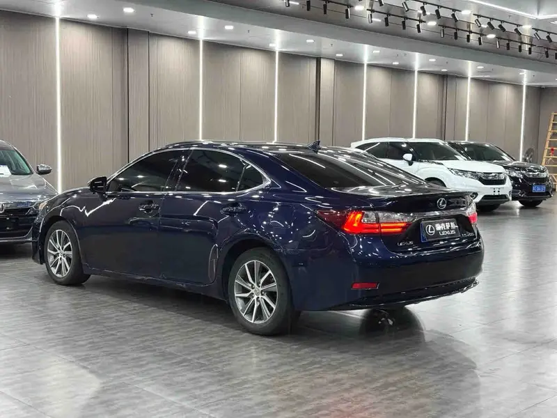 Vehicle photo 4