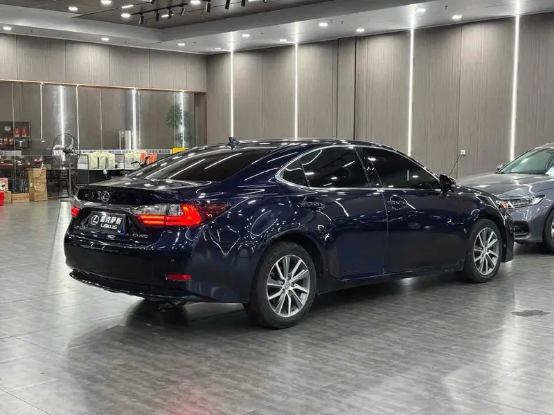 Vehicle photo 5