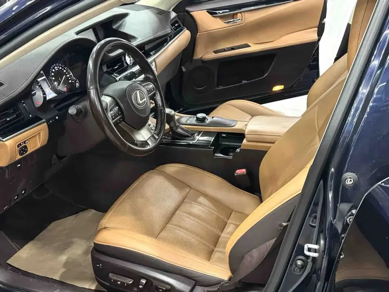 Vehicle photo 6