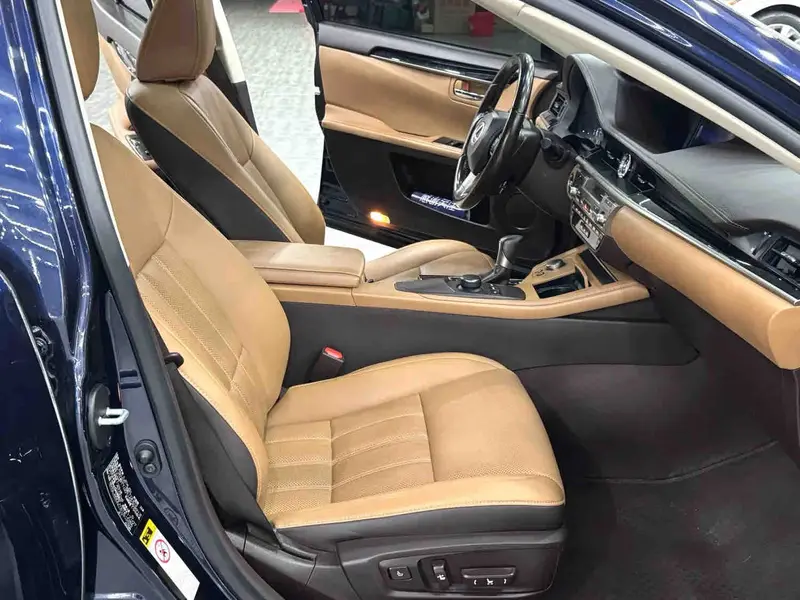 Vehicle photo 7