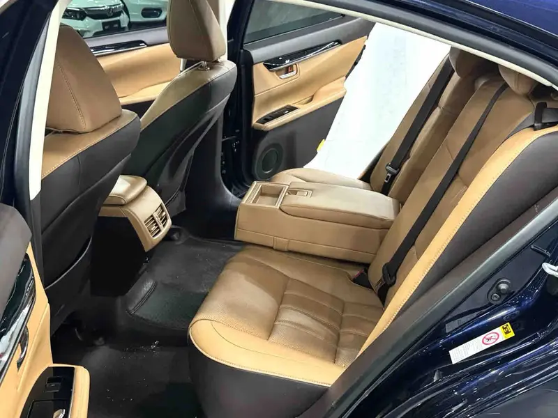 Vehicle photo 8