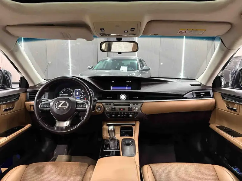 Vehicle photo 9
