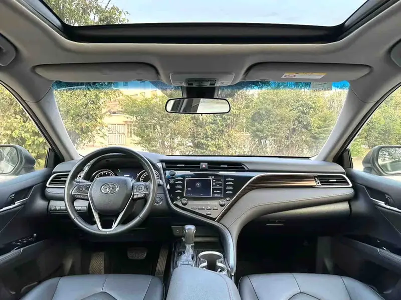 Vehicle photo 6