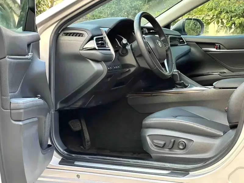 Vehicle photo 7