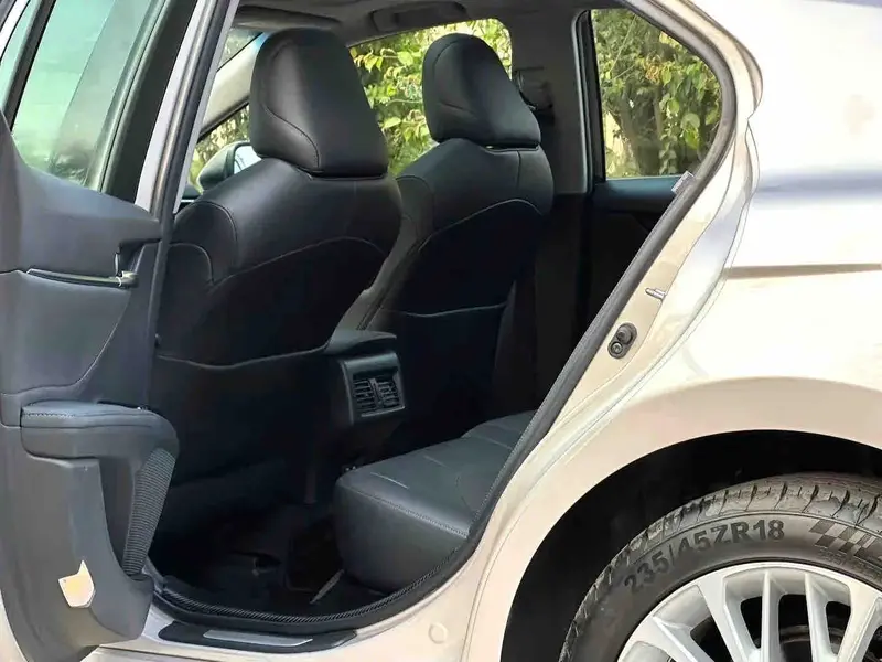 Vehicle photo 8