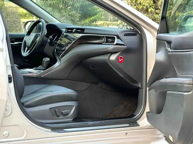 Vehicle photo 9