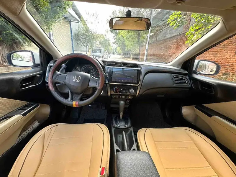 Vehicle photo 5