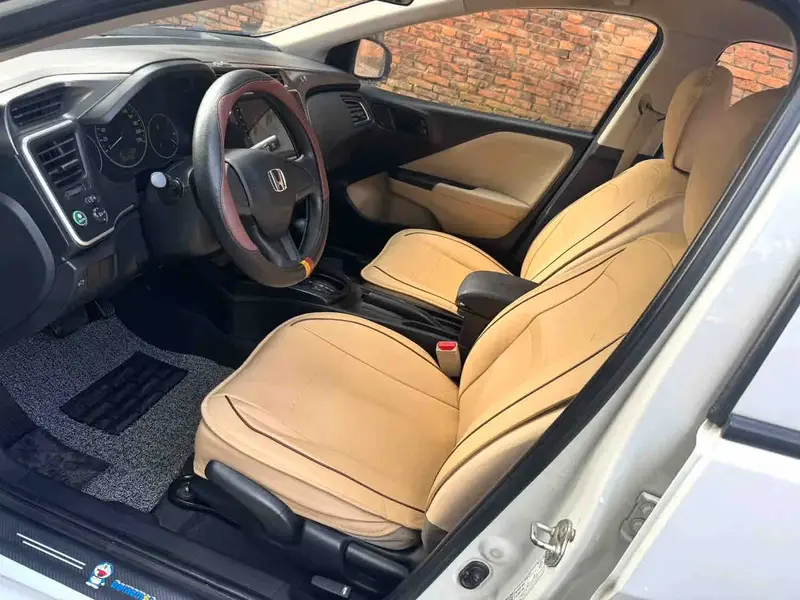 Vehicle photo 6