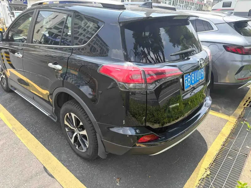 Vehicle photo 2