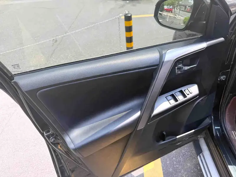 Vehicle photo 4