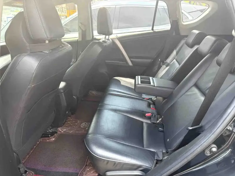 Vehicle photo 5