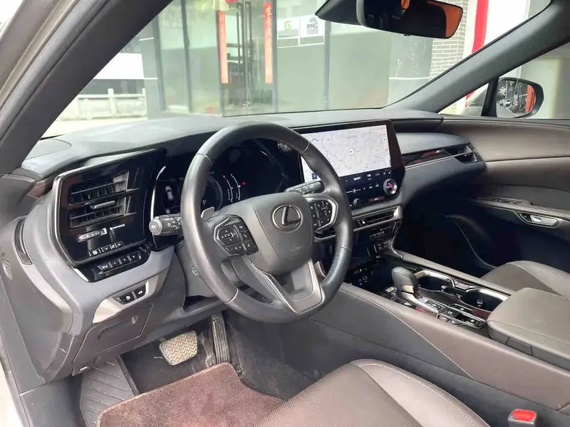 Vehicle photo 7