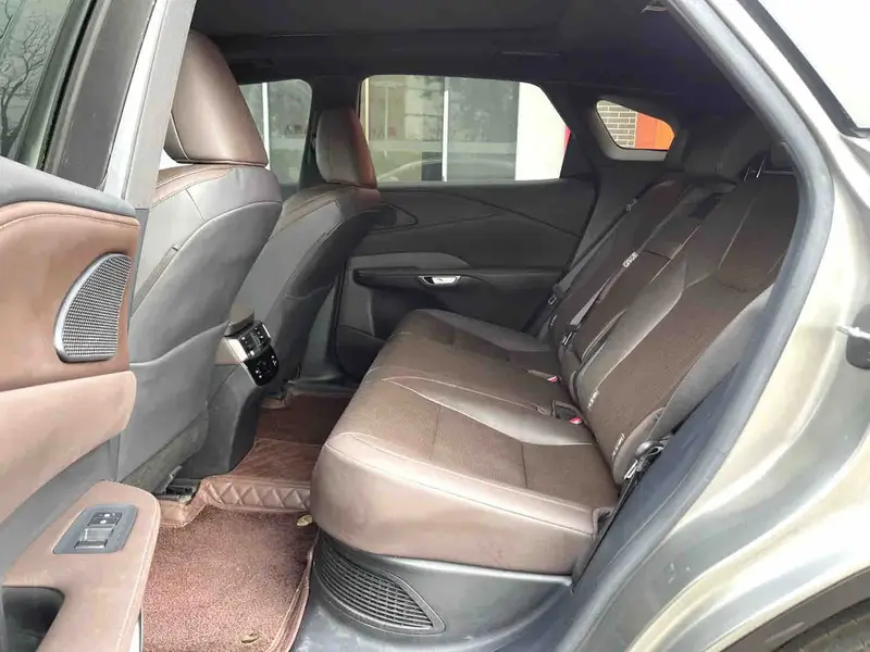 Vehicle photo 9