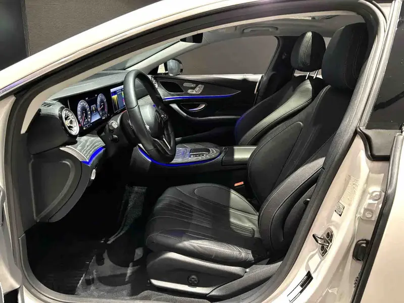 Vehicle photo 9