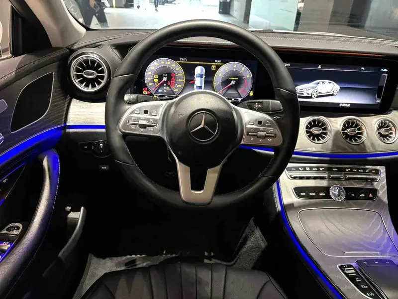 Vehicle photo 12