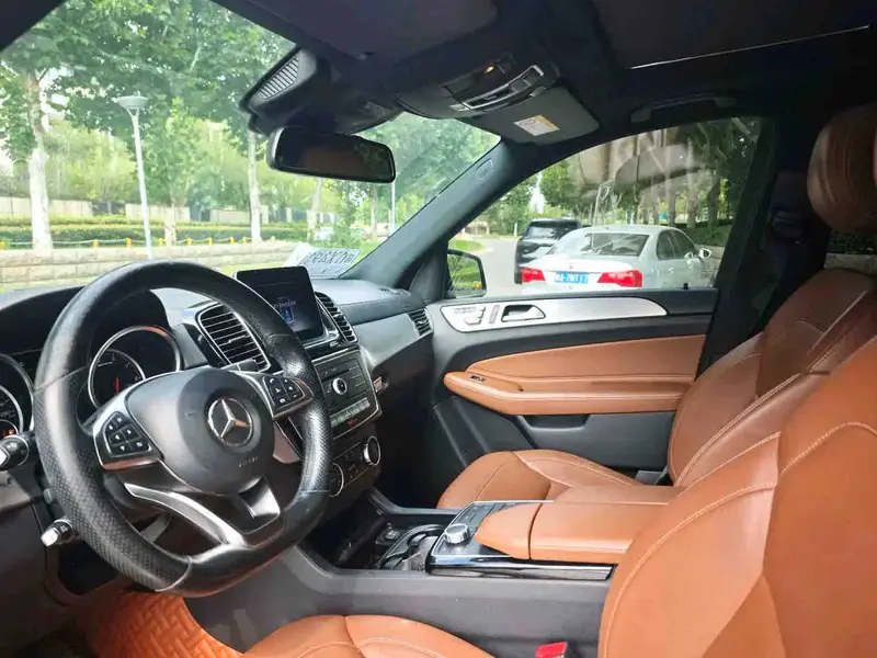 Vehicle photo 8