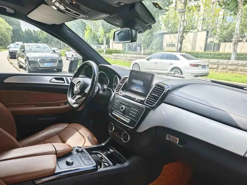 Vehicle photo 9