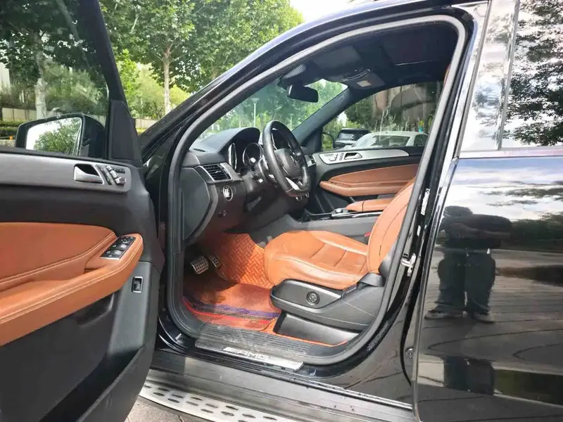Vehicle photo 10