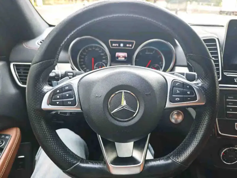 Vehicle photo 12