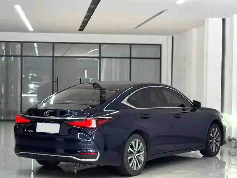 Vehicle photo 4