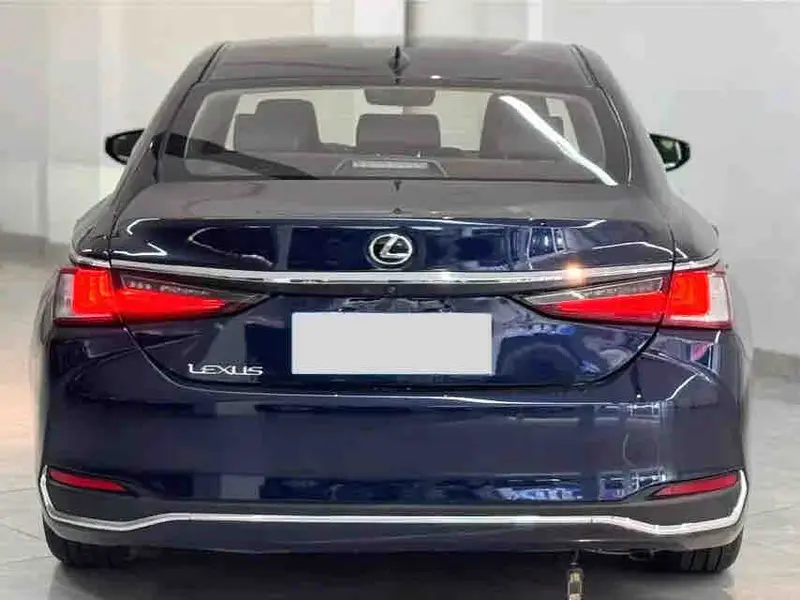 Vehicle photo 5