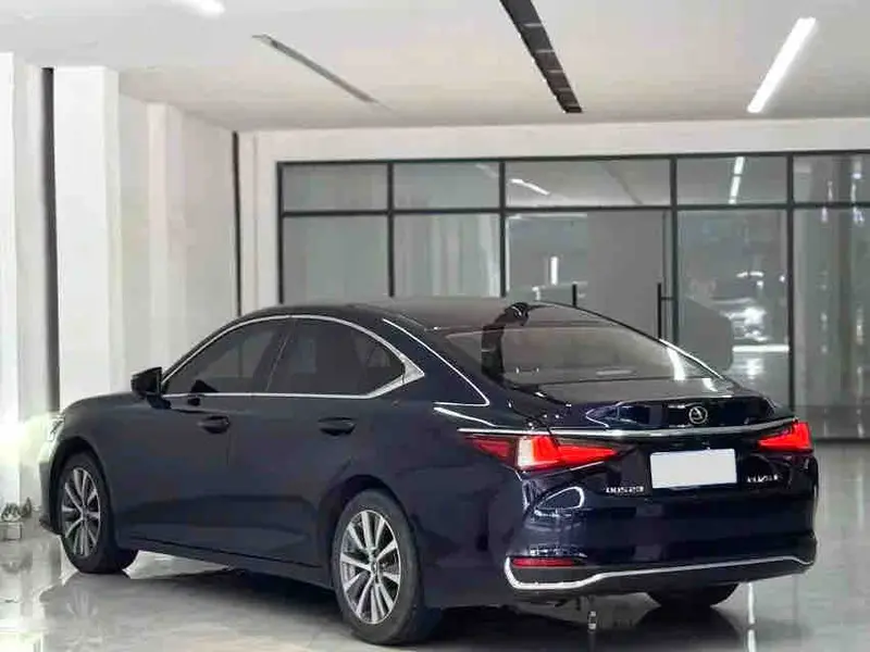 Vehicle photo 6