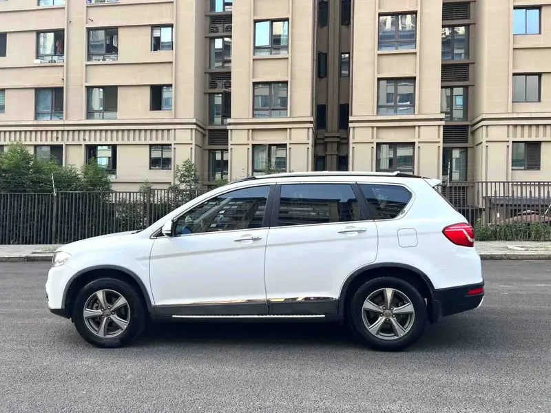 Vehicle photo 3