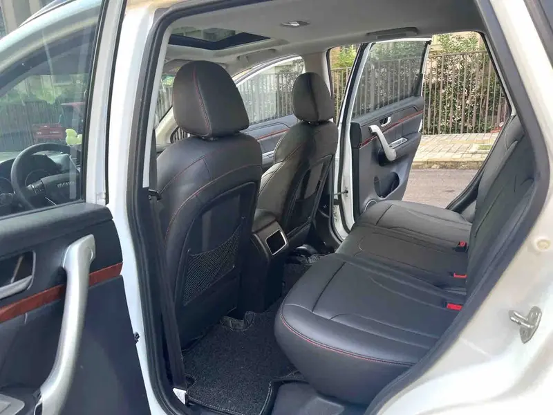 Vehicle photo 6