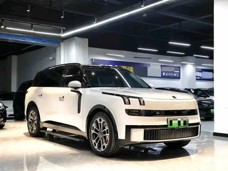 Vehicle photo 2