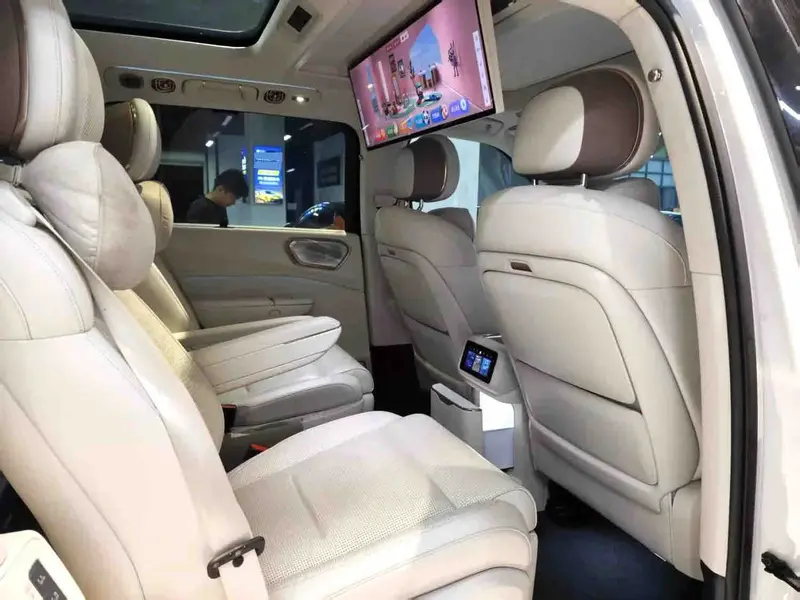 Vehicle photo 6