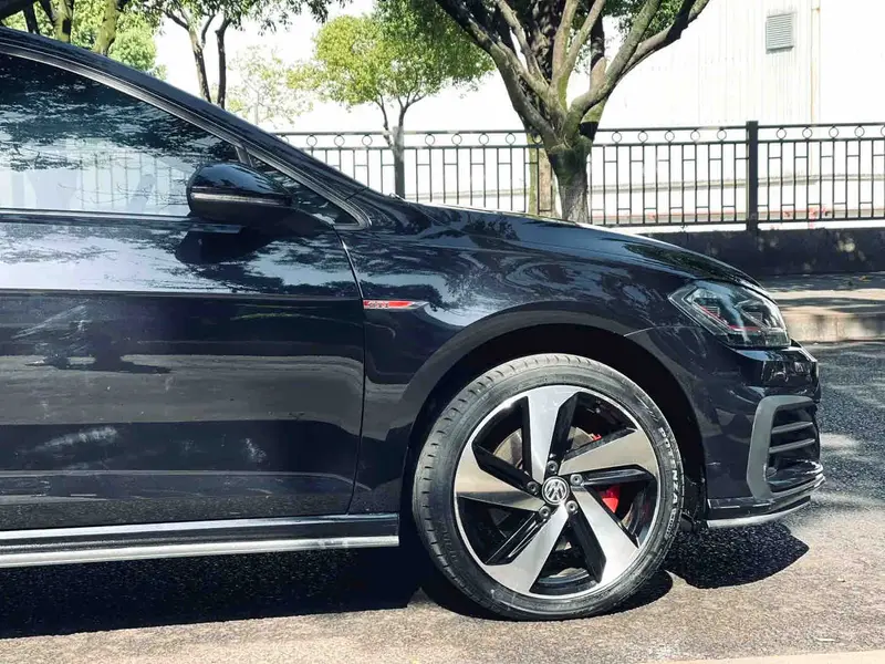 Vehicle photo 4