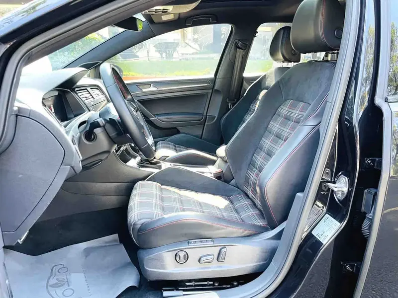 Vehicle photo 9