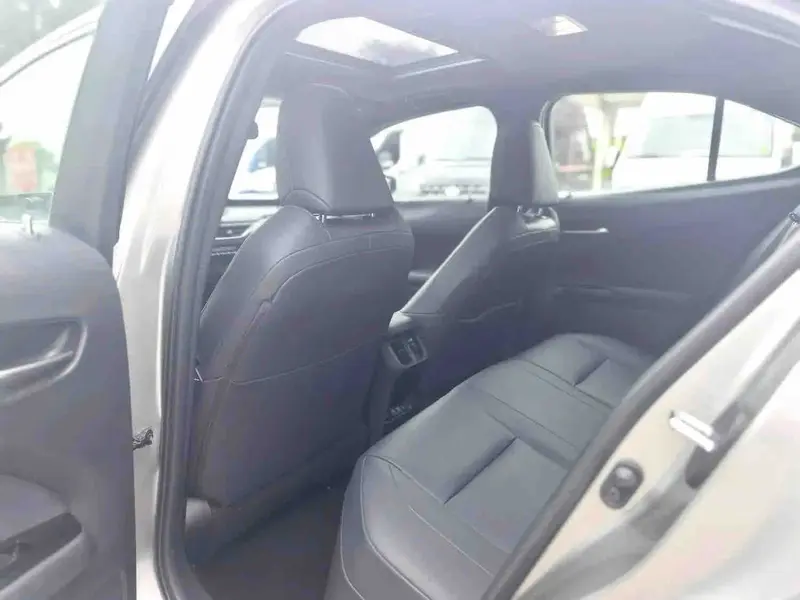 Vehicle photo 9