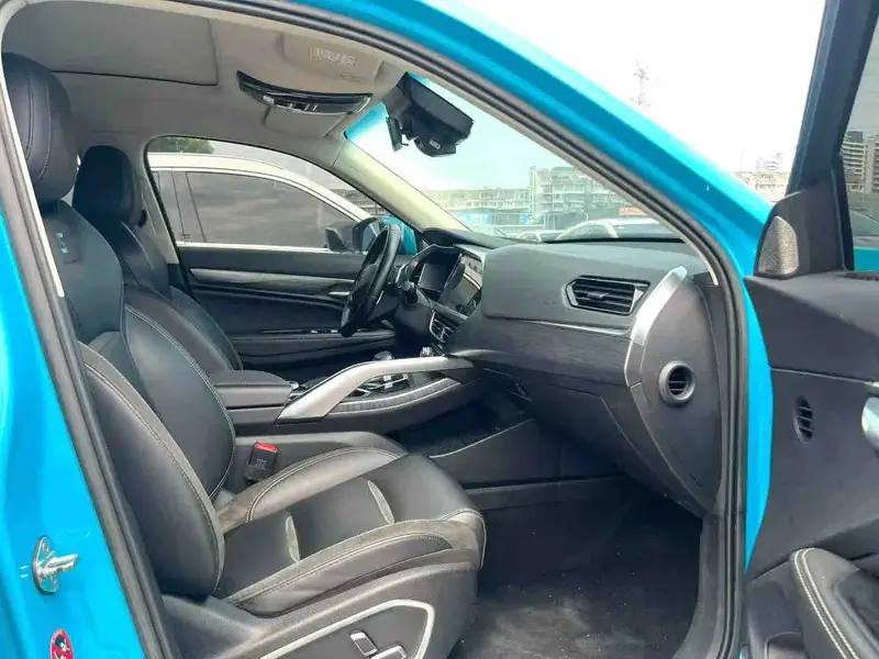 Vehicle photo 8