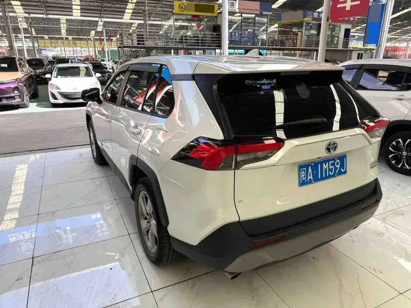 Vehicle photo 4