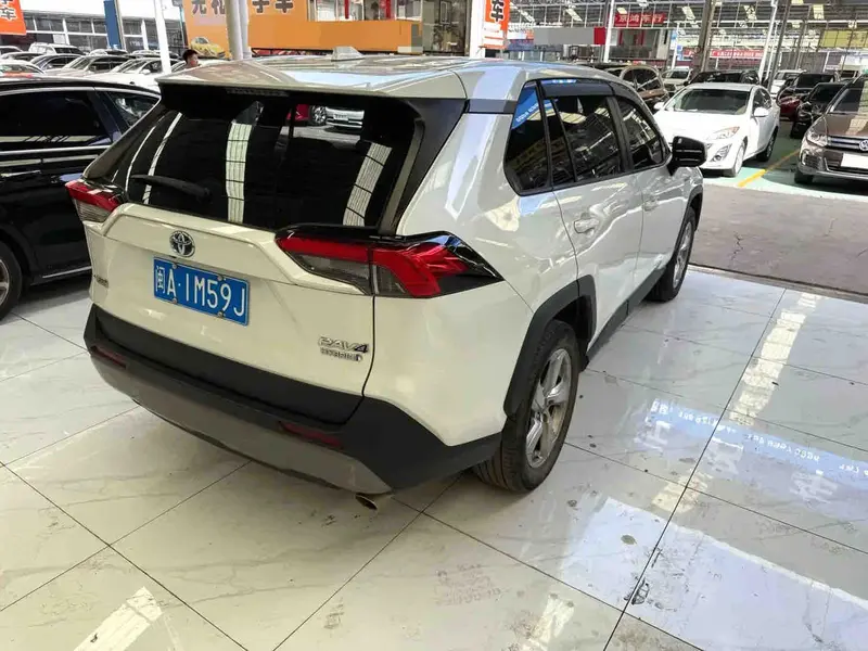 Vehicle photo 5