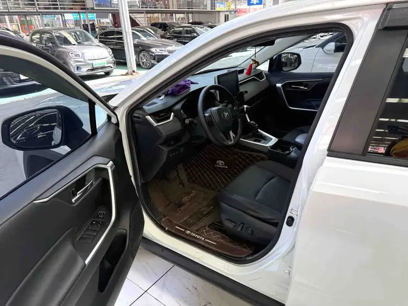 Vehicle photo 6